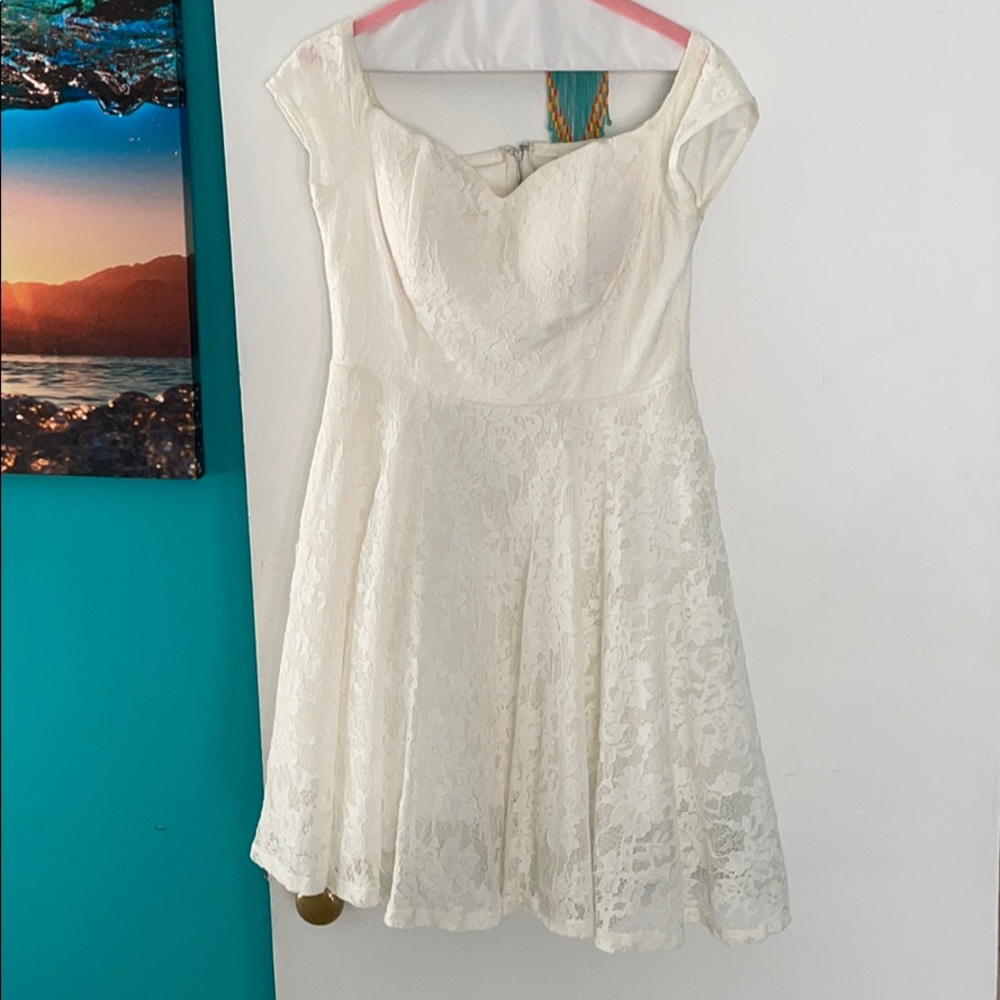 Off white lace sweetheart neck dress.